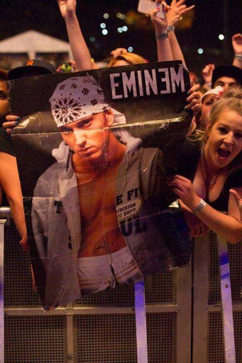 Фанаты на Rapture 2014 с плакатом Eminem