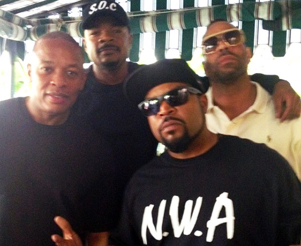 Dr. Dre и Ice Cube на съемках фильма "Straight Outta Compton" про N.W.A