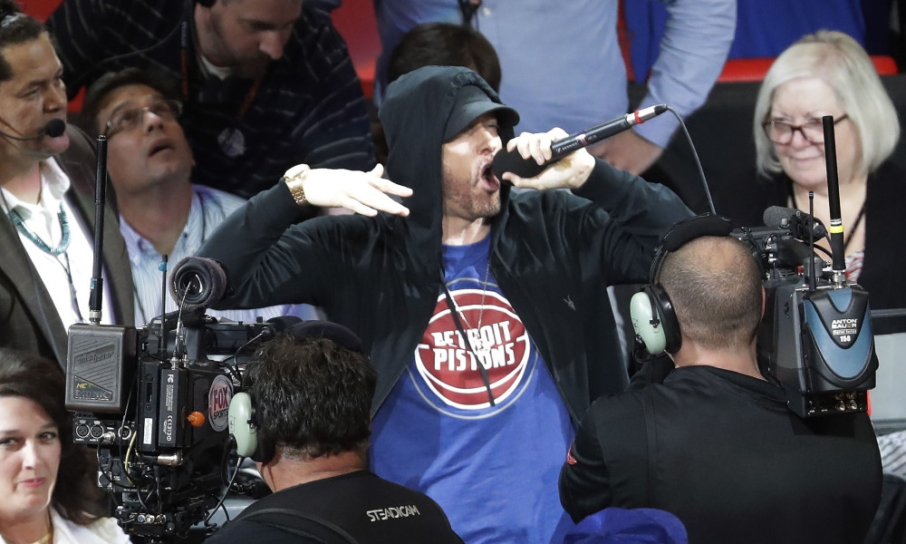  Eminem выступил с речью на игре родной команды Detroit Pistons!