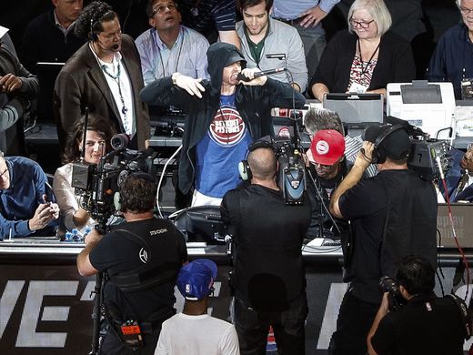  Eminem выступил с речью на игре родной команды Detroit Pistons!